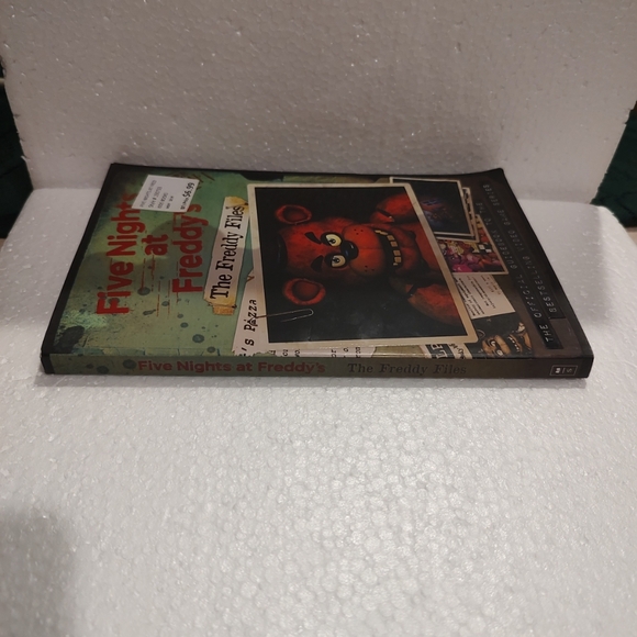 Guidebook must-have any fan of the popular game series, Five Night at Freddy's - Picture 10 of 16